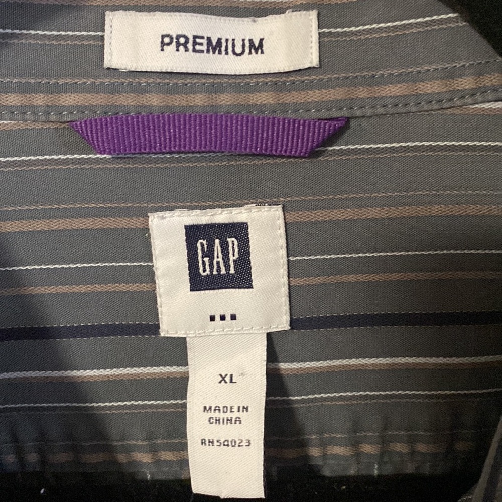 A Gap premium button down shirt in XL - Picture 3 of 5